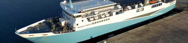 Die konventionelle Fähre Marmari Express von Karystia hat im Hafen von Lavrio festgemacht