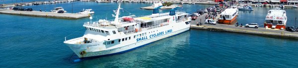 Die konventionelle Fähre Express Skopelitis von Mikres Kiklades Lines im Hafen von Naxos