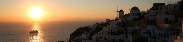 Fähre vor Oia in Santorini, während des Sonnenuntergangs