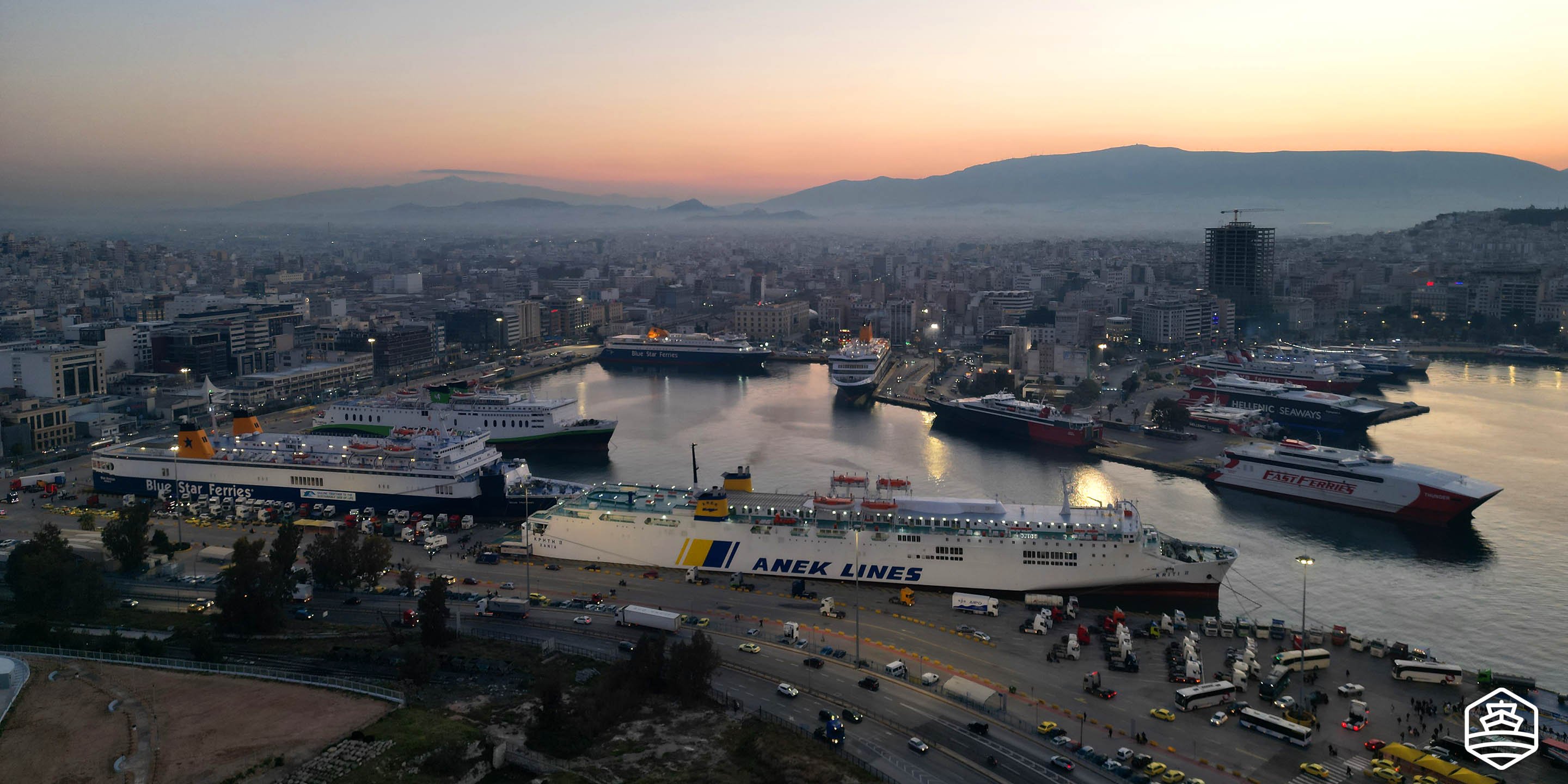 Veduta aerea pomeridiana del porto del Pireo
