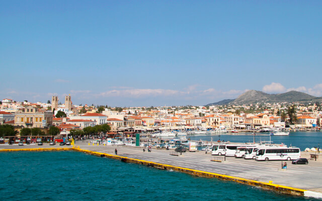 Joint venture di traghetti per le isole Saroniche