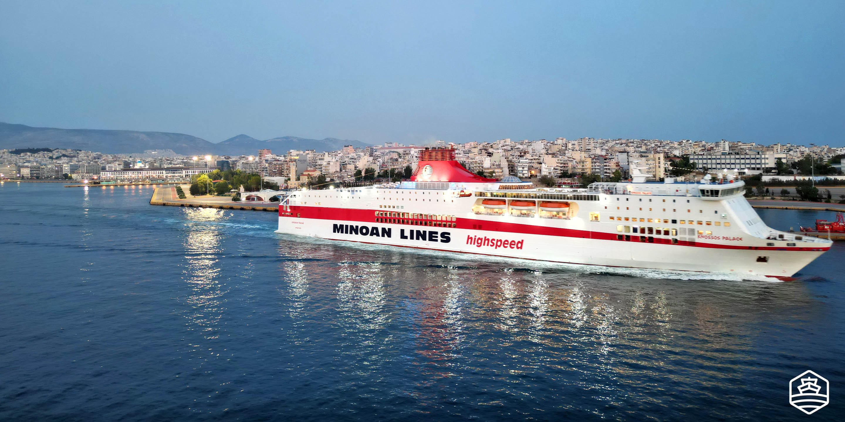 Il traghetto Knossos Palace di Minoan Lines diretto a Heraklion, Creta, dal porto del Pireo di Atene.