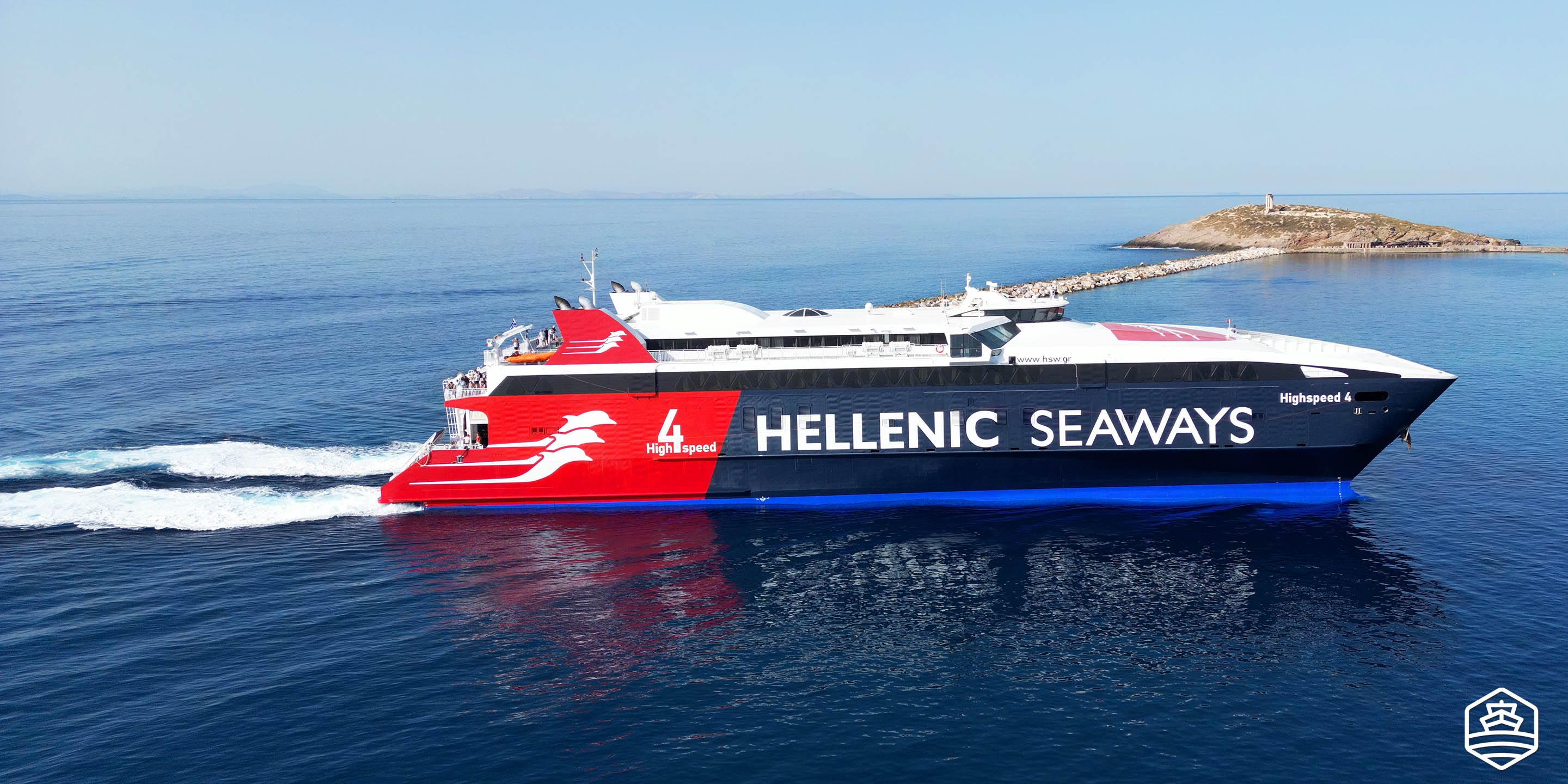 Die Fähre High Speed 4 von Hellenic Seaways bei der Ankunft im Hafen von Naxos, von Piräus in Athen
