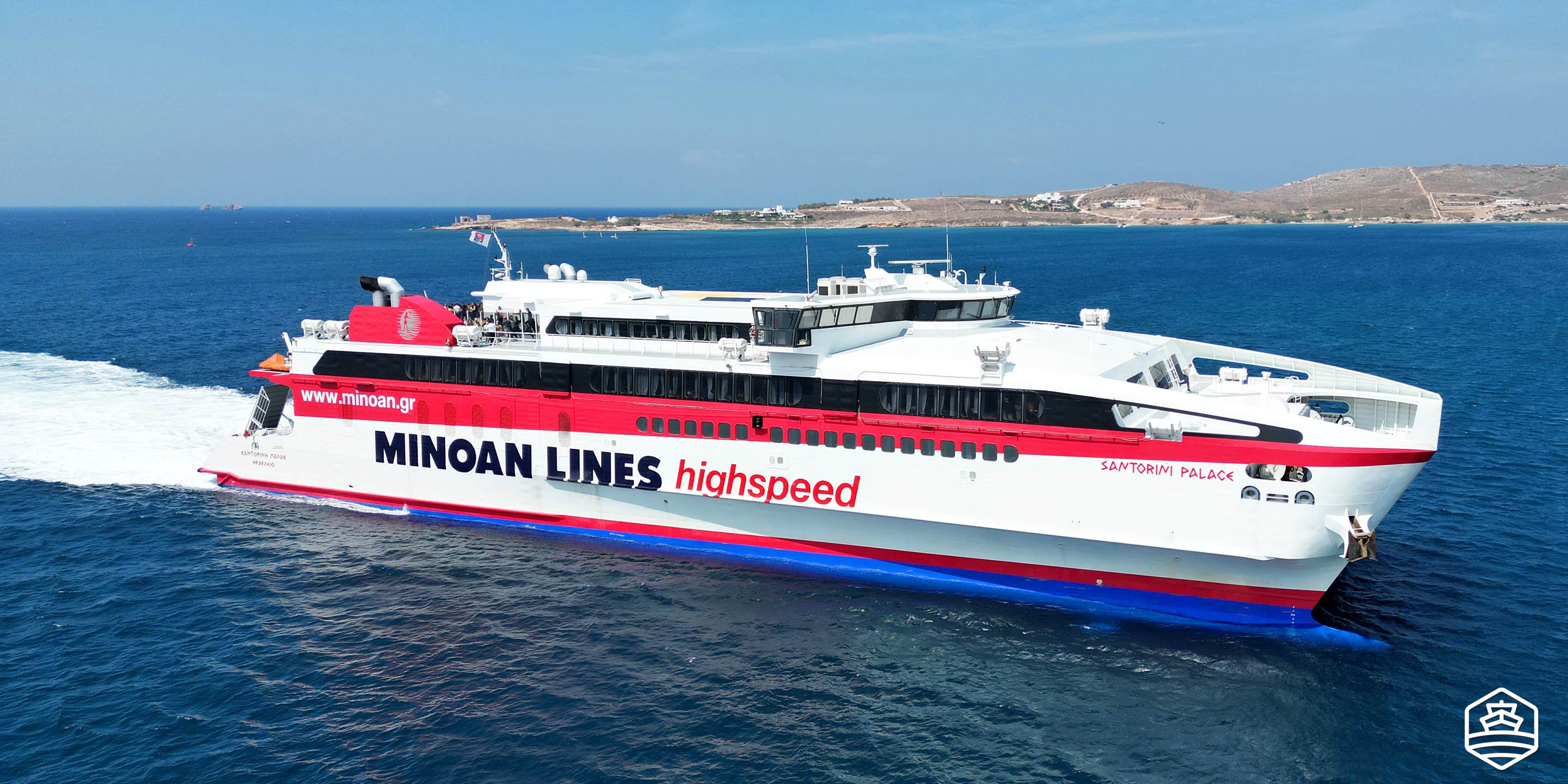 Die Hochgeschwindigkeitsfähre Santorini Palace von Minoan Lines mit Ankunft im Hafen von Paros, von Athen und Mykonos