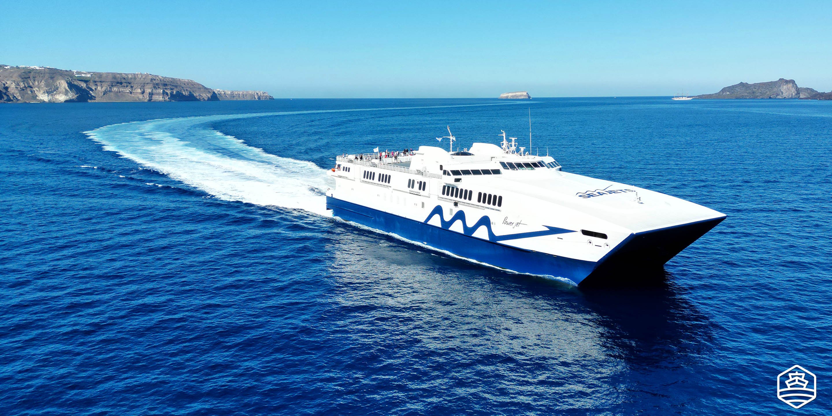 Le ferry à grande vitesse Power Jet de Seajets arrivant à Santorin en provenance de Mykonos, avec la caldeira en arrière-plan.