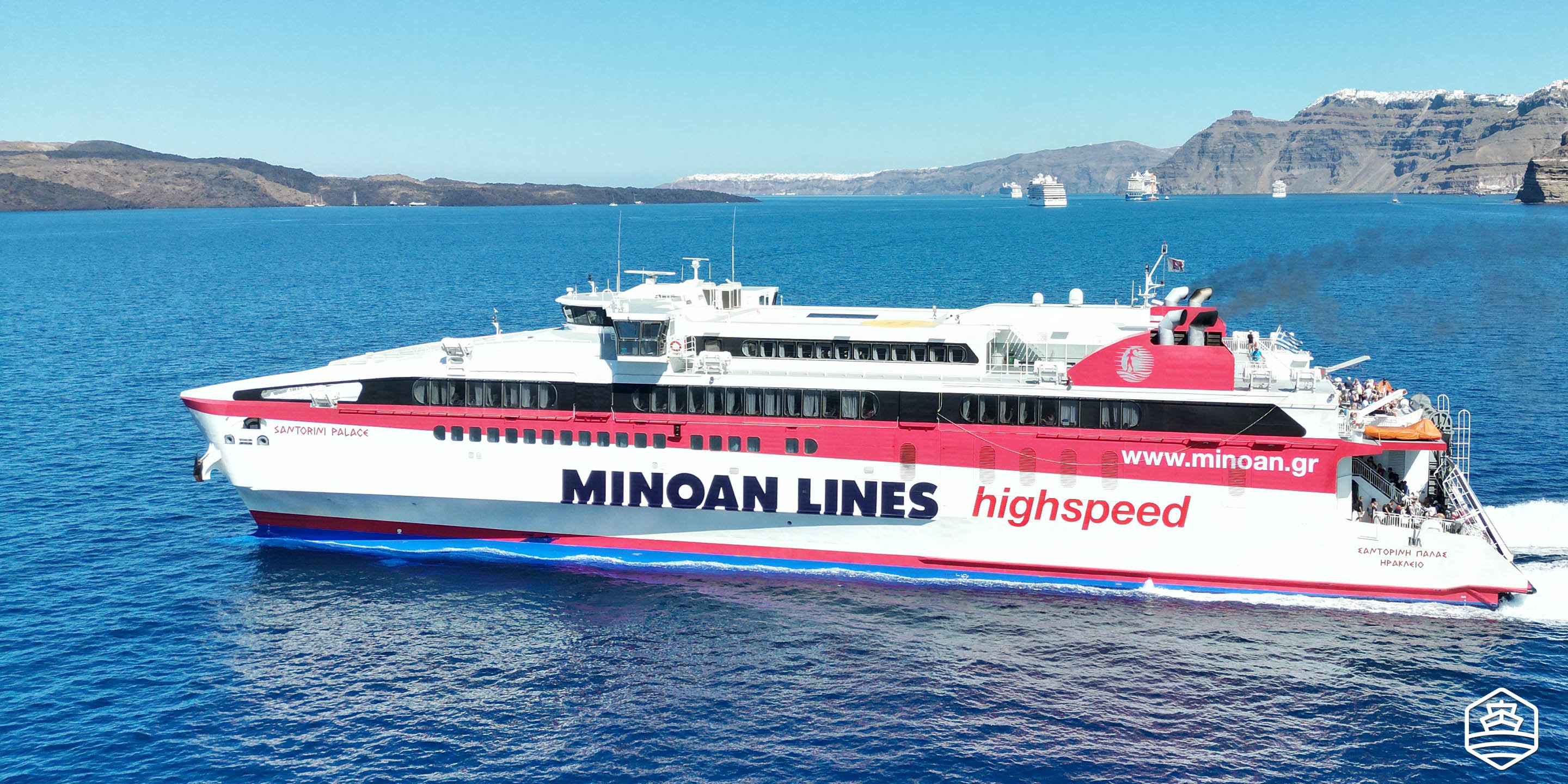 Il traghetto ad alta velocità Santorini Palace di Minoan Lines lascia il porto di Athinios a Santorini per Heraklion a Creta