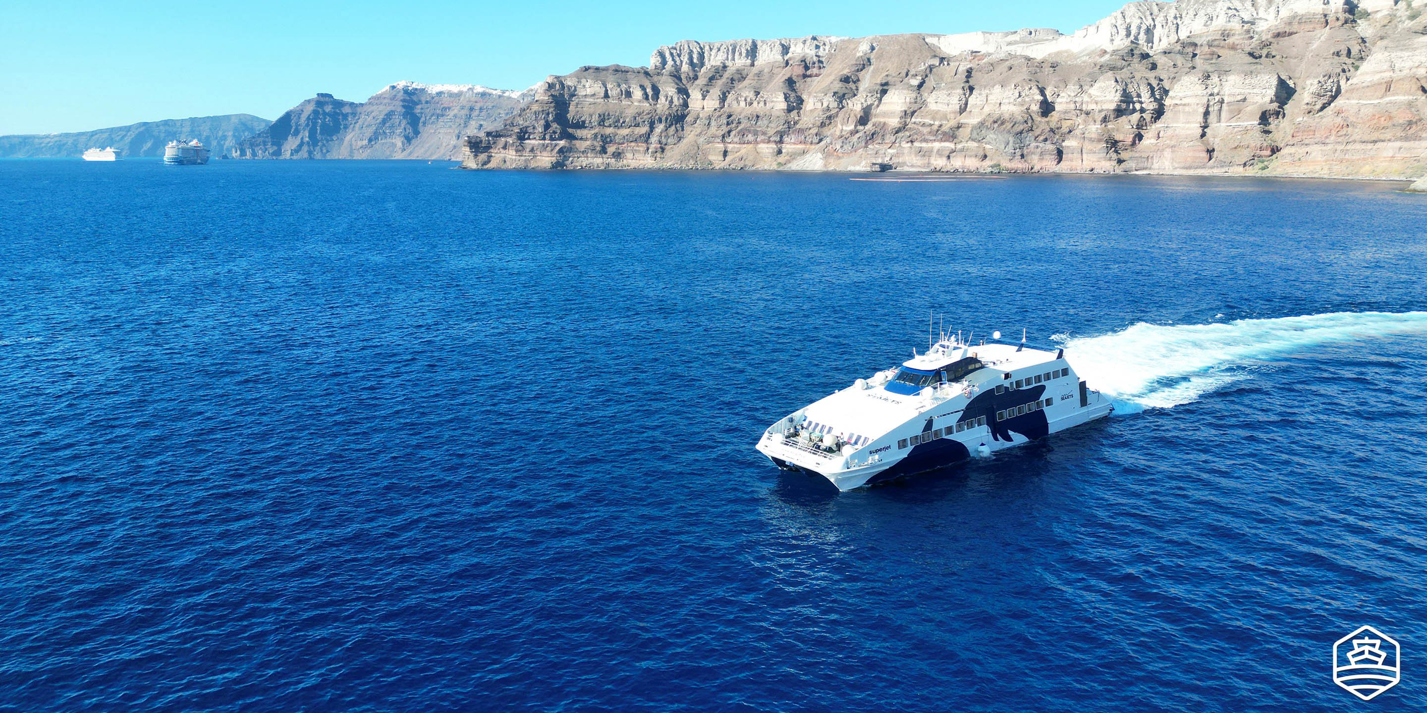 Die Hochgeschwindigkeitsfähre Super Jet von Seajets verlässt den Hafen von Athinios auf Santorin in Richtung Naxos