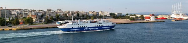 Il traghetto convenzionale Achaios di Saronico in partenza dal porto del Pireo