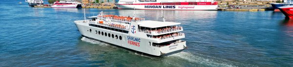 Il traghetto convenzionale Antigoni di Saronic Ferries in partenza dal porto del Pireo