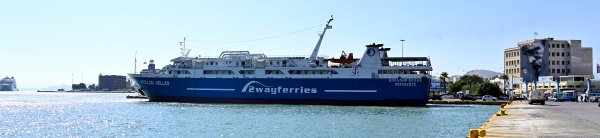Il traghetto convenzionale Apollon Hellas di Saronic Ferries al cancello E8 del porto del Pireo