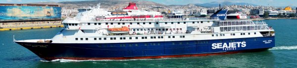 Die konventionelle Fähre Aqua Jewel von Seajets beim Verlassen des Hafens von Piraeus