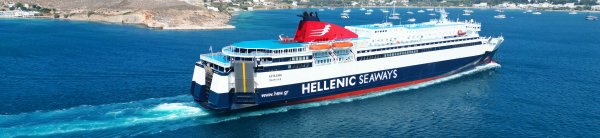 Il traghetto convenzionale Ariadne di Hellenic seaways nella baia di Parikia a Paros