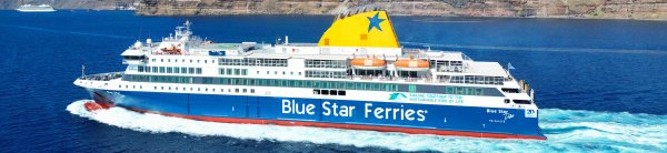 Das Schiff Blue Star Delos beim Auslaufen aus dem Hafen von Santorin