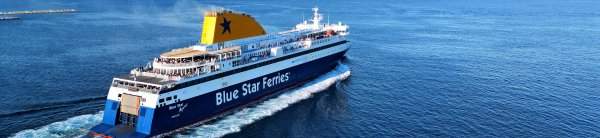 Il traghetto convenzionale Blue Star Myconos in partenza dal porto del Pireo