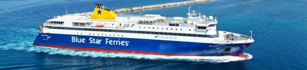Le ferry conventionnel Blue Star Naxos arrivant dans le port de Naxos Town