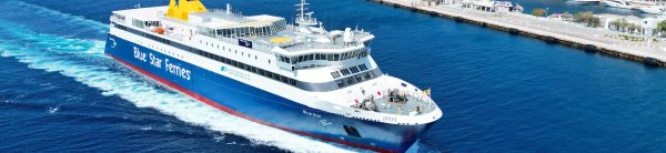 Die konventionelle Fähre Blue Star Paros bei der Ankunft im Hafen von Tourlos in Mykonos