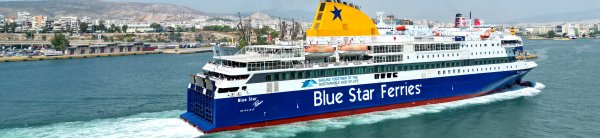 Die konventionelle Fähre Blue Star Patmos bei der Ankunft im Hafen von Piräus