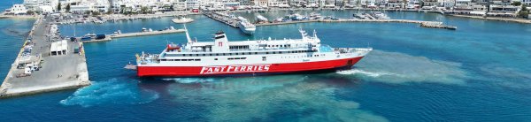 Die konventionelle Fähre Ekaterini P von Fast Ferries im Hafen von Naxos