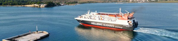 Die konventionelle Fähre Express Skiathos von Hellenic Seaways verlässt den Hafen von Volos