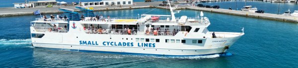 Die konventionelle Fähre Express Skopelitis von Mikres Kiklades Lines bei der Ankunft im Hafen von Naxos