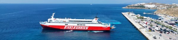 Die konventionelle Fähre Fast Ferries Andros im Hafen von Mykonos