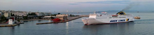 Die konventionelle Fähre Elyros von Anek-Superfast läuft im Hafen von Piräus ein