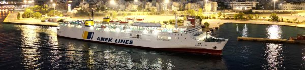 Il traghetto convenzionale Kriti II attracca al porto del Pireo