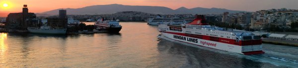 Το συμβατικό πλοίο Festos Palace of Minoan Lines εισέρχεται στο λιμάνι του Πειραιά, κοντά στην Αθήνα