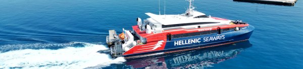 Le navire à grande vitesse Flying Cat 3 de Hellenic Seaways arrivant au port de Naxos