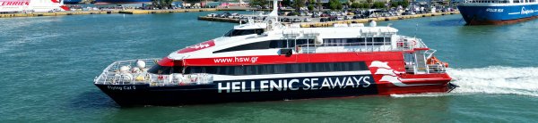 Das Hochgeschwindigkeitsschiff Flying Cat 5 von Hellenic Seaways beim Verlassen des Hafens von Piräus