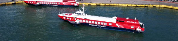 Das Hochgeschwindigkeitsschiff Flying Dolphin XXIX von Hellenic Seaways beim Verlassen des Hafens von Piräus
