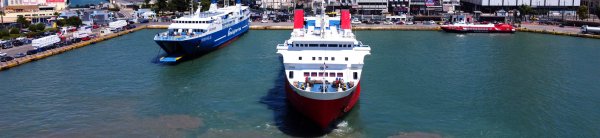 Le ferry conventionnel Foivos de Saronic Ferries arrive à la porte E8 du port du Pirée.