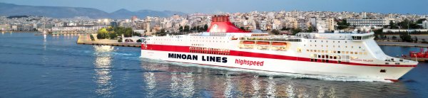 Die konventionelle Fähre Knossos Palace of Minoan Lines beim Verlassen des Hafens von Piräus in der Nähe von Athen