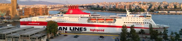 Το συμβατικό οχηματαγωγό πλοίο Kydon Palace of Minoan Lines καταπλέει στο λιμάνι του Πειραιά, κοντά στην Αθήνα
