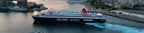 Die konventionelle Fähre Nissos Rodos von Hellenic Seaways im Hafen von Piräus