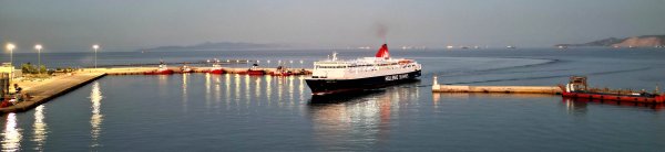 Die konventionelle Fähre Nisos Samos von Hellenic Seaways beim Einlaufen in den Hafen von Piräus
