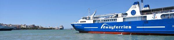 Il traghetto convenzionale Posidon Hellas di Saronic Ferries al cancello E8 del porto del Pireo