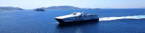 Die Hochgeschwindigkeitsfähre Power Jet von Seajets bei der Ankunft im Hafen von Mykonos
