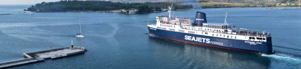 Die konventionelle Fähre Sporades Star von Seajets verlässt den Hafen von Volos