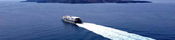 Die Hochgeschwindigkeitsfähre SuperExpress der Golden Star Fähren verlässt Santorin