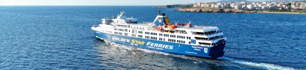 Il traghetto convenzionale SuperFerry della Golden Star in partenza dal porto di Rafina