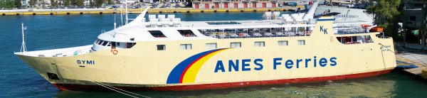 Il traghetto convenzionale Symi di Anes Ferries nel porto del Pireo