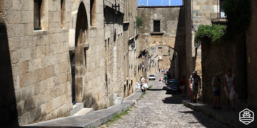 La rue des Chevaliers dans la vieille ville de Rhodes