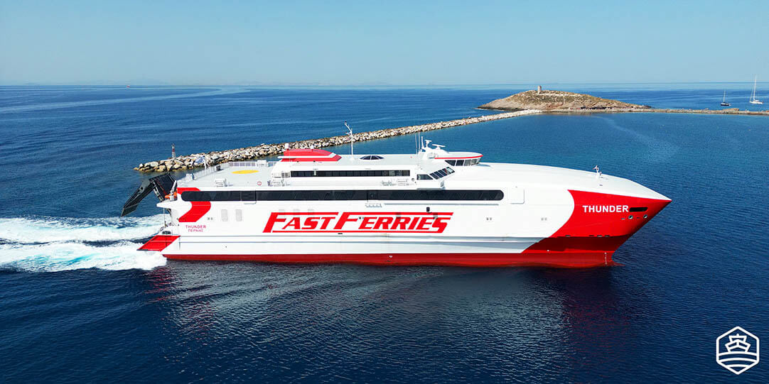 Le ferry Thunder de Fast Ferries arrive à Naxos