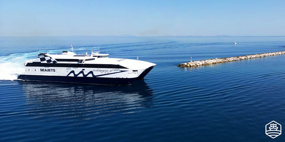 Le bateau rapide WorldChampion Jet de Seajets arrive à Naxos