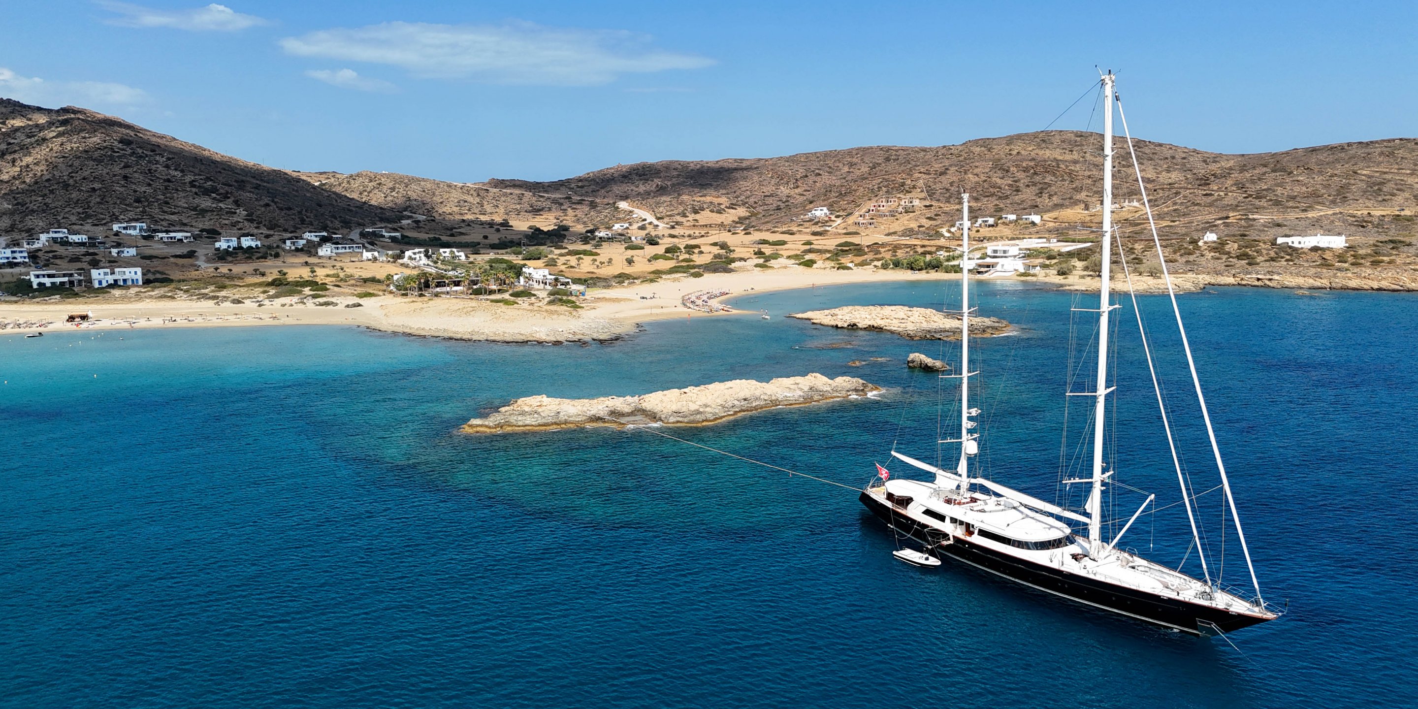 Vista aerea di uno yacht ormeggiato davanti alla spiaggia di Manganari a Ios