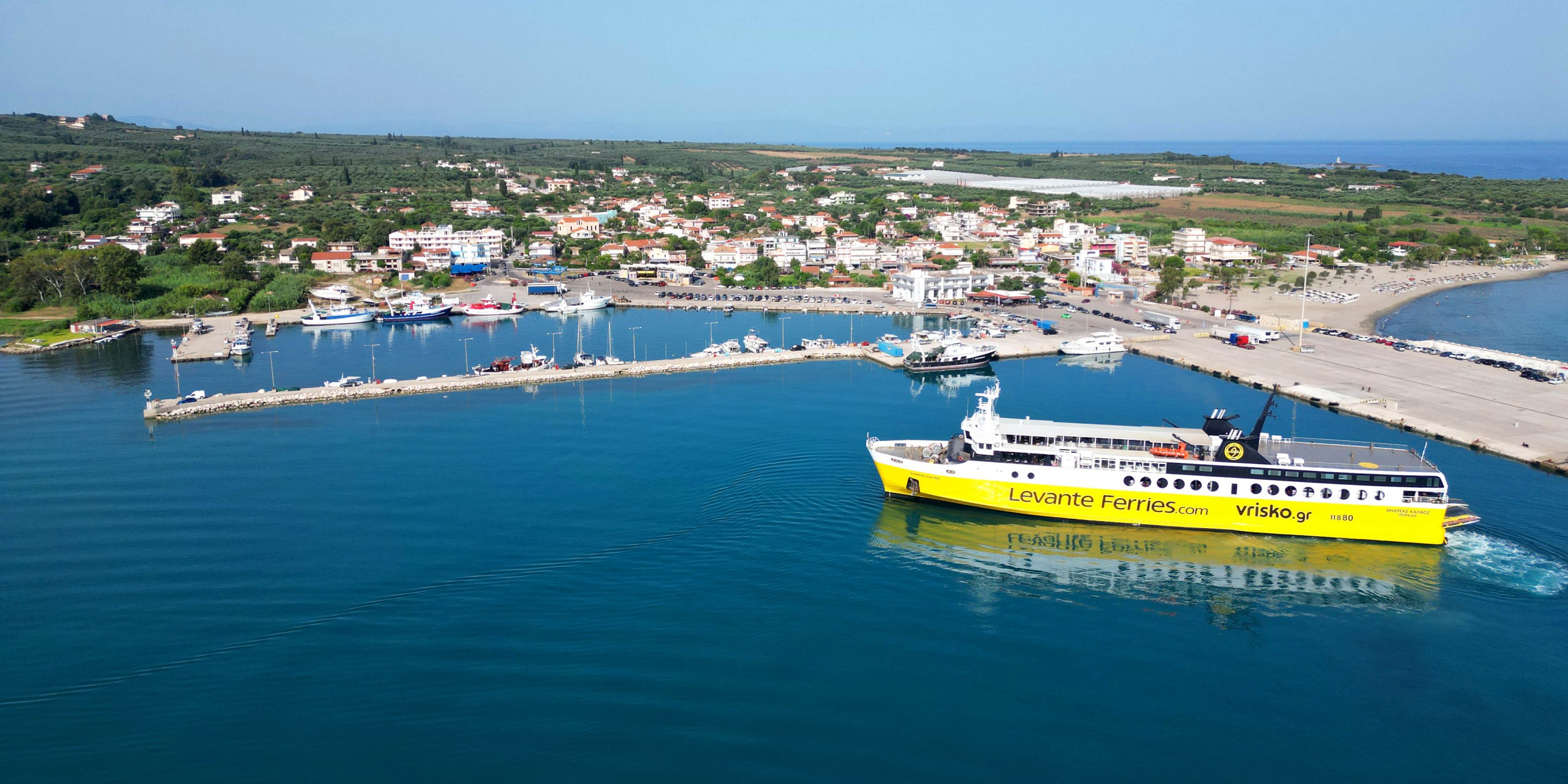 Die Fähre Andreas Kalvos von Levante Ferries verlässt den Hafen von Kilini