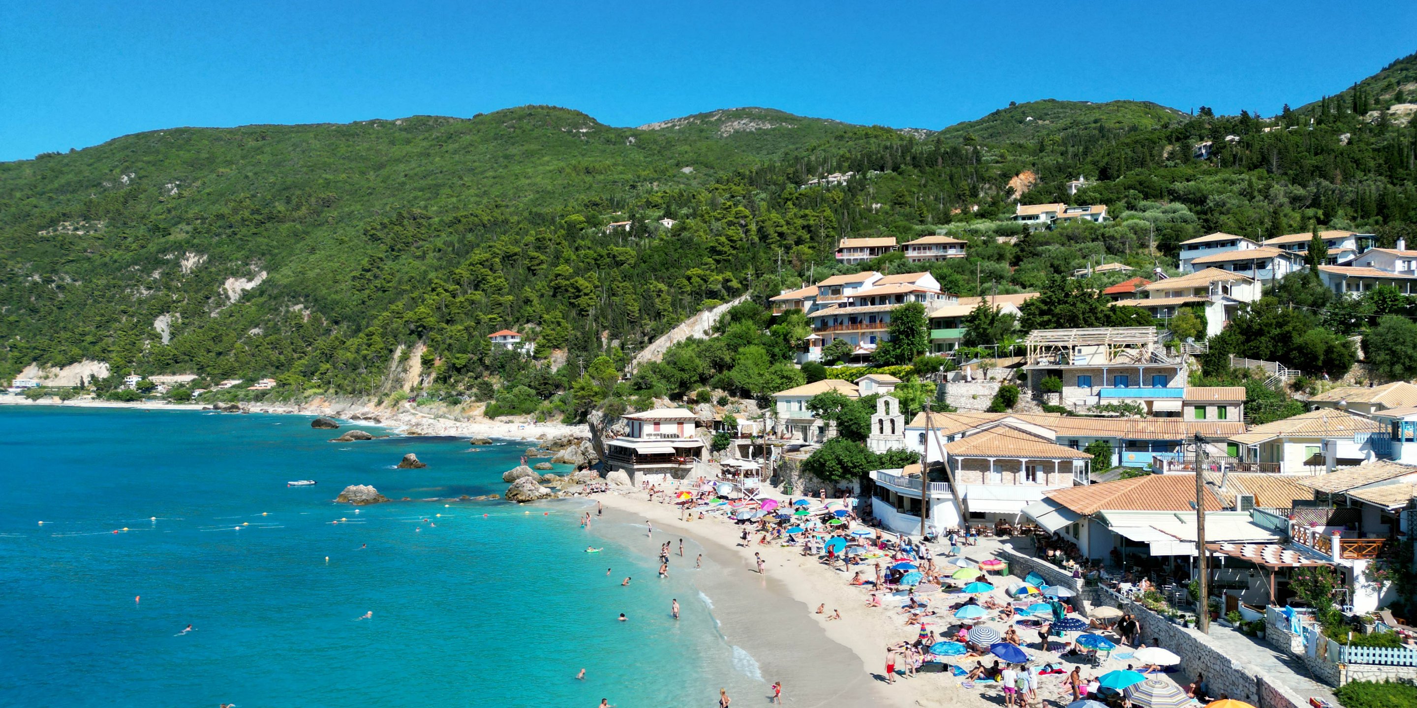 Das schöne Stranddorf Agios Nikitas mit seinem türkisfarbenen Wasser