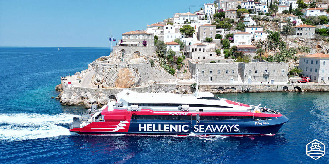 Il traghetto Flying Cat di Hellenic arriva a Hydra