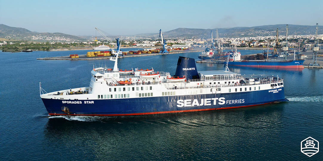 Das Schiff Sporades Star fährt vom Hafen von Volos zu den Inseln